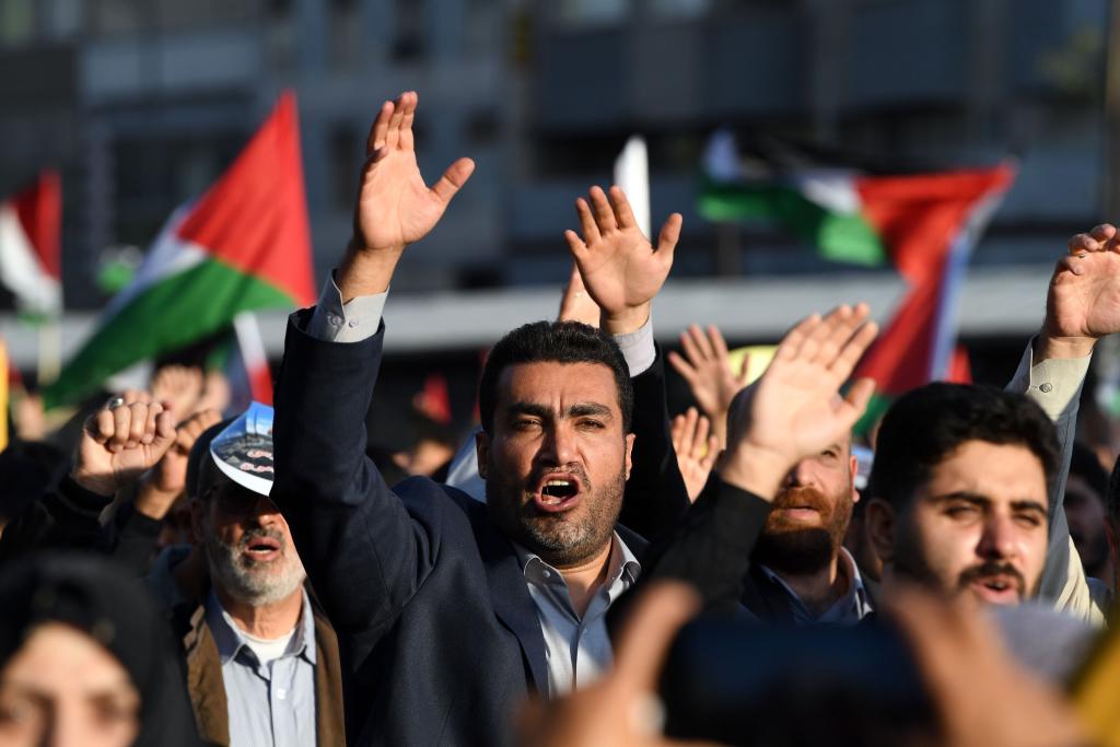 10月18日，人們在伊朗德黑蘭舉行集會。當日，突尼斯、土耳其、伊朗等多國民眾舉行集會，表達對巴勒斯坦人民的支持，并譴責針對加沙城醫(yī)院的襲擊。新華社記者 沙達提 攝