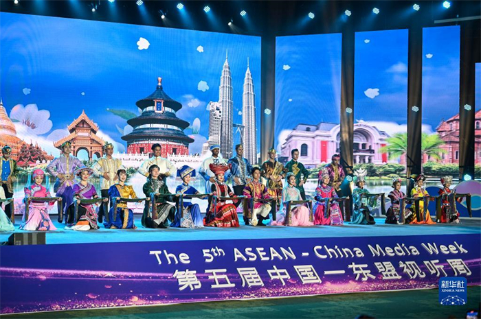 10月21日，在馬來(lái)西亞行政首都普特拉賈亞，演員在第五屆中國(guó)—東盟視聽(tīng)周開(kāi)幕活動(dòng)上表演。新華社記者 程一恒 攝