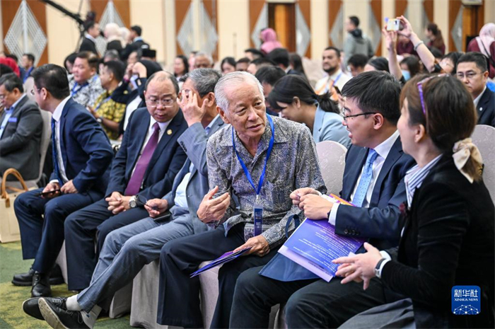 10月21日，在馬來(lái)西亞行政首都普特拉賈亞，嘉賓在第五屆中國(guó)—東盟視聽(tīng)周開(kāi)幕活動(dòng)上交談。新華社記者 程一恒 攝