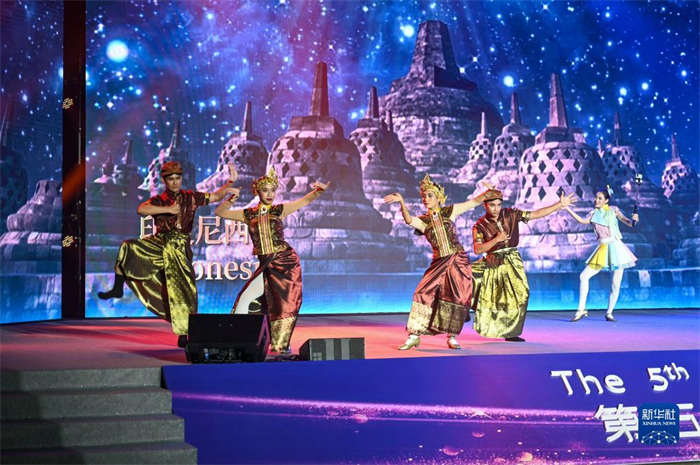 10月21日，在馬來(lái)西亞行政首都普特拉賈亞，演員在第五屆中國(guó)—東盟視聽(tīng)周開(kāi)幕活動(dòng)上表演。新華社記者 程一恒 攝