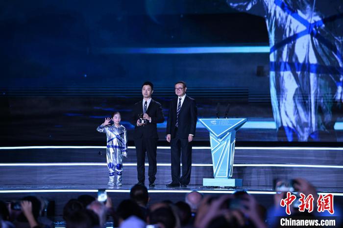 10月21日，2023雨果獎(jiǎng)在成都揭曉。中國(guó)科幻作家海漄憑小說(shuō)《時(shí)空畫(huà)師》獲2023雨果獎(jiǎng)“最佳短中篇小說(shuō)”?！D片由第81屆世界科幻大會(huì)組委會(huì)提供