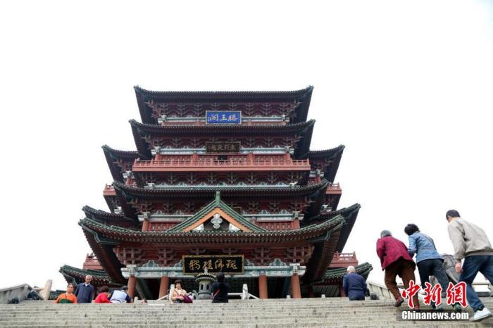 資料圖：中國農(nóng)歷九月初九，重陽佳節(jié)。民眾來到位于江西南昌的滕王閣旅游區(qū)，登高祈福。<a target='_blank' href='/'><p  align=