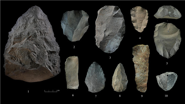 石制品 1.手斧 2、4、5.勒瓦婁哇石核（循環(huán)剝片法、優(yōu)先剝片法）3.勒瓦婁哇石葉石核 6.勒瓦婁哇石葉 7、8.勒瓦婁哇尖狀器 9.石葉 10.錐形石葉石核。中肯聯(lián)合考古隊(duì)供圖