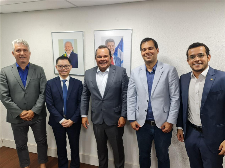 巴伊亞州副州長杰拉爾多·儒尼奧爾（中）與中國—巴伊亞州礦業(yè)委員會主要成員合影。巴西巴伊亞州“中國—巴伊亞州礦業(yè)委員會”供圖