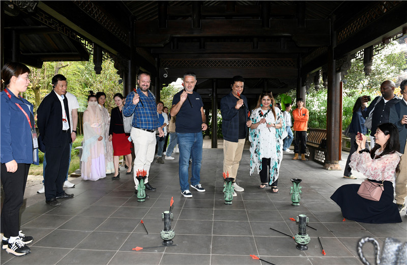 在安樂泉，中外記者體驗投壺 趙橙涔攝