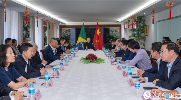 當?shù)貢r間10月23日，國務院僑務辦公室主任陳旭（中）在巴西里約熱內(nèi)盧出席國務院僑辦代表團與里約僑界座談會。  王天聰 攝