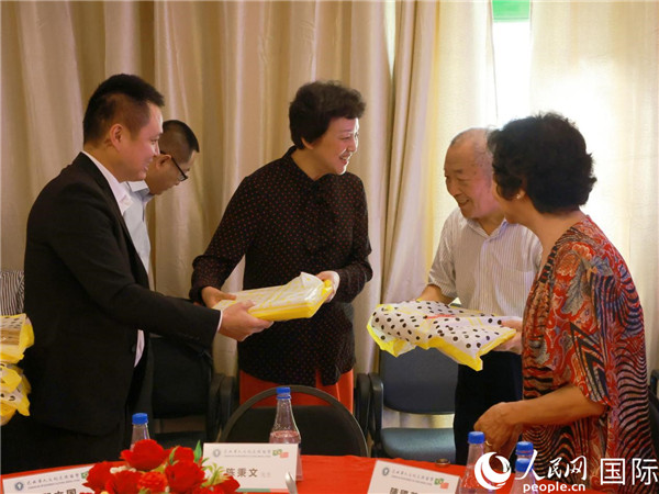 當?shù)貢r間10月23日，國務院僑務辦公室主任陳旭（中）在巴西華人文化交流協(xié)會會館出席里約僑界舉辦的重陽節(jié)敬老聯(lián)歡活動，并為里約僑界長者代表送上慰問品。  人民網(wǎng)記者 陳海琪攝