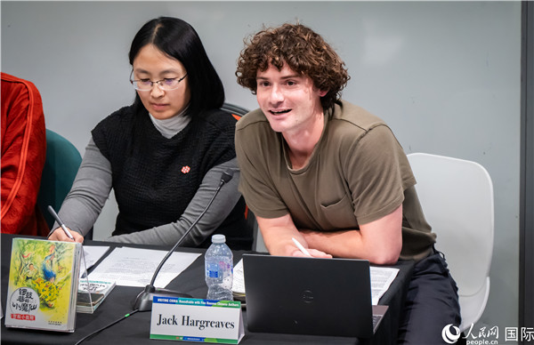 4、英國(guó)漢學(xué)家沈如風(fēng)對(duì)中國(guó)文學(xué)譯作的未來(lái)充滿期待。郭錦標(biāo)攝