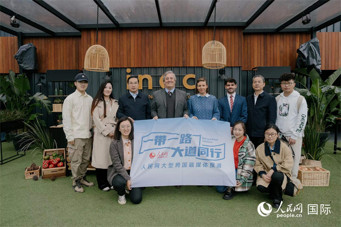 在烏拉圭第118屆普拉多牧農(nóng)業(yè)國際博覽會上，烏拉圭國家肉類協(xié)會主席與人民網(wǎng)記者合影。人民網(wǎng)記者 張若涵攝