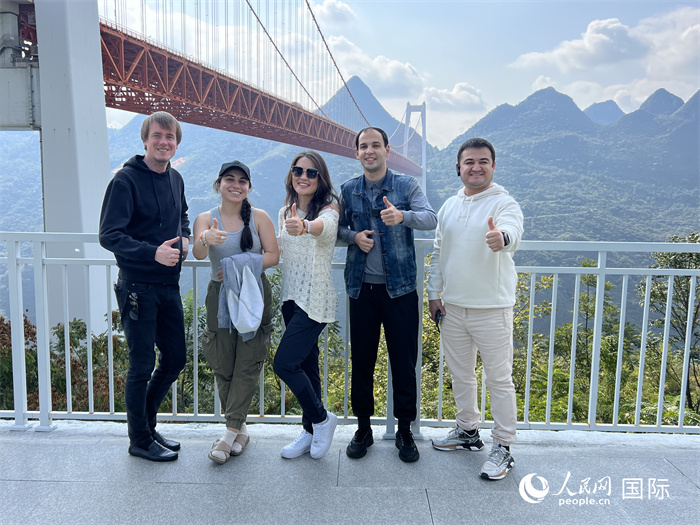 歐亞國家記者在壩陵河大橋下合影，并給大橋“點(diǎn)贊”。人民網(wǎng) 花放攝