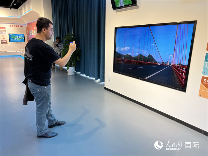 歐亞國家記者在橋梁博物館參觀。（人民網(wǎng) 花放攝）