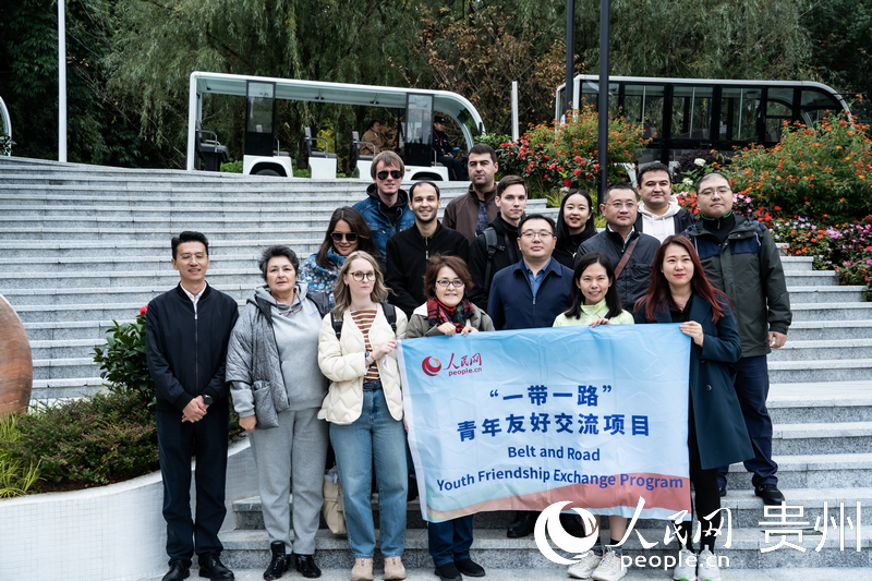 合影留念。人民網(wǎng) 陽茜攝