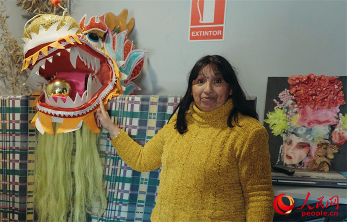 “熊貓閱覽室”一角。盧漢·梅洛為記者展示大使館贈送的龍頭。人民網(wǎng)記者 張若涵攝