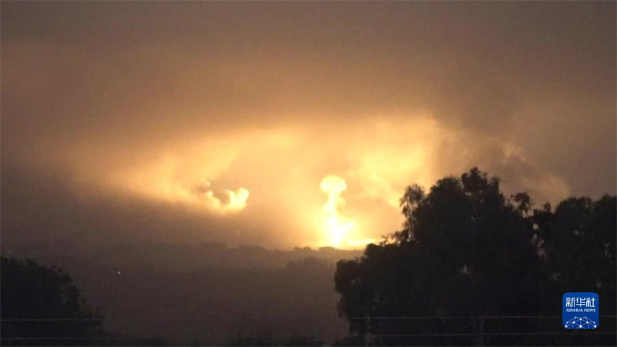 這張從以色列國(guó)防軍發(fā)布視頻中截取的圖片顯示，10月27日晚，以軍進(jìn)入加沙地帶開展地面行動(dòng)。新華社發(fā)