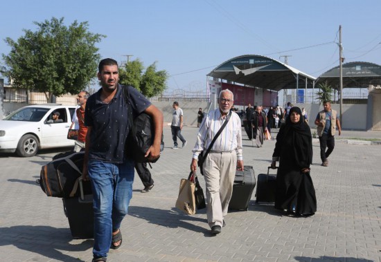   11月1日，人們在拉法口岸加沙一側(cè)準備前往埃及。新華社發(fā)（哈立德·奧馬爾攝）