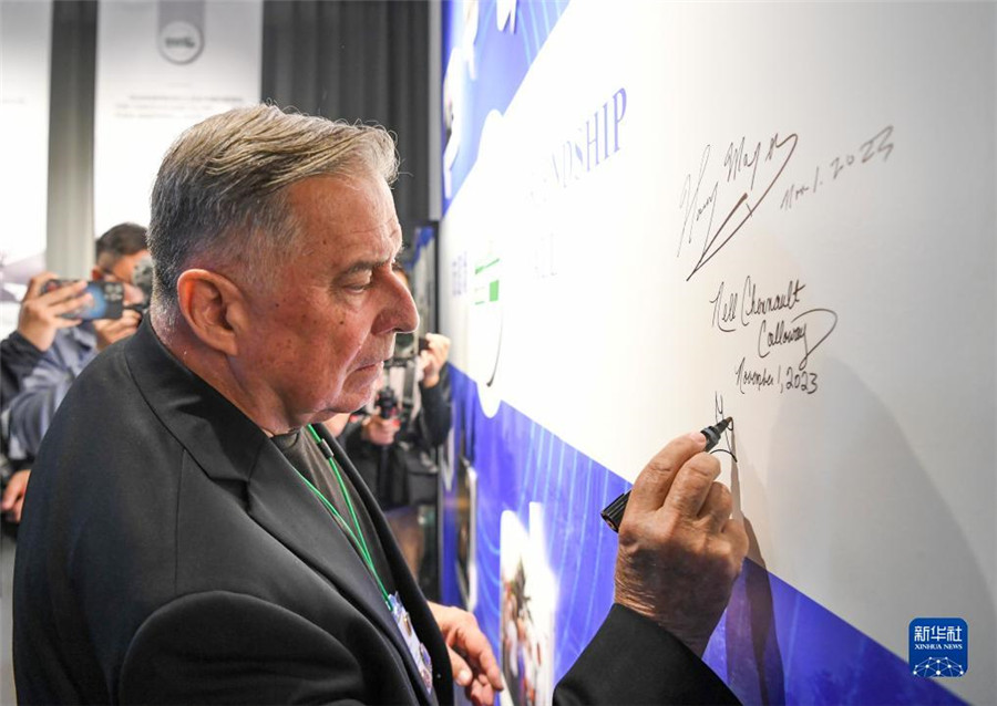 11月1日，美中航空遺產(chǎn)基金會主席格林在重慶史迪威博物館友誼墻上簽名。新華社記者 王全超 攝