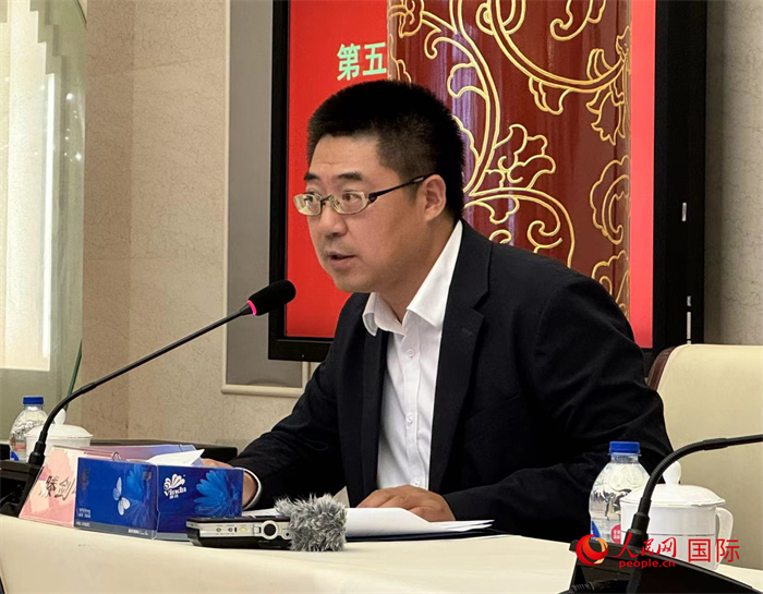 10月31日，歐美同學(xué)會副秘書長滕劍峰在第五屆中法文化論壇媒體吹風(fēng)會上講話。（人民網(wǎng) 謝瑩攝）