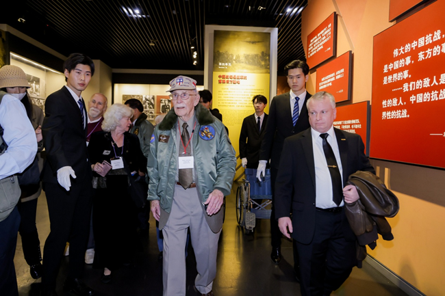 2023年10月30日，美國(guó)飛虎隊(duì)老兵梅爾·麥克馬倫一行參訪中國(guó)人民抗日戰(zhàn)爭(zhēng)紀(jì)念館。中國(guó)人民對(duì)外友好協(xié)會(huì)供圖