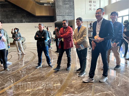   （外媒記者參觀中國藥都中醫(yī)藥博物館。中國經(jīng)濟(jì)周刊記者 郭志強(qiáng) 攝）