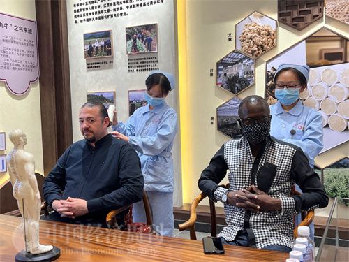   （外媒記者爭先恐后體驗(yàn)艾灸，直呼神奇。中國經(jīng)濟(jì)周刊記者 郭志強(qiáng) 攝）