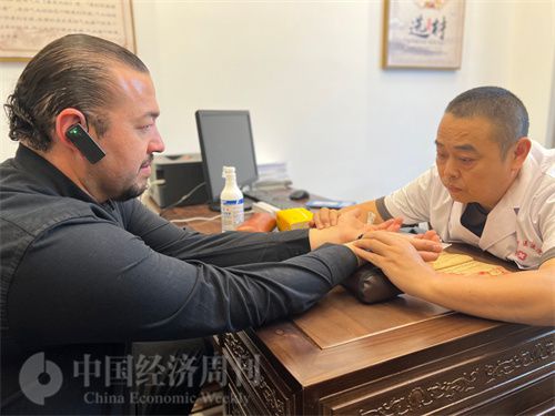   （外媒記者走進(jìn)中醫(yī)堂，問診中醫(yī)名師。中國經(jīng)濟(jì)周刊記者 郭志強(qiáng)攝）