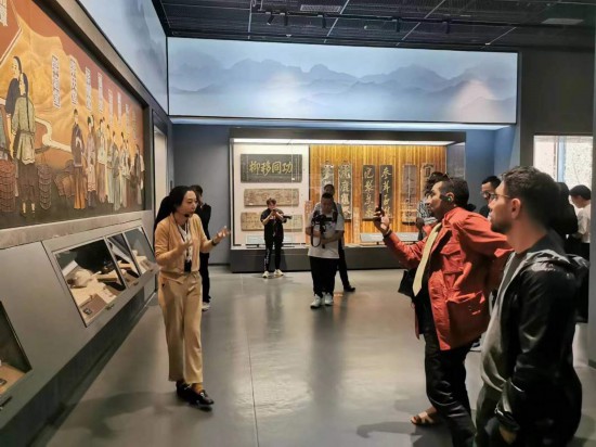  2023“一帶一路”媒體合作論壇聯(lián)合采訪團參觀中國藥都中醫(yī)藥博物館。（本報記者 黃超攝）