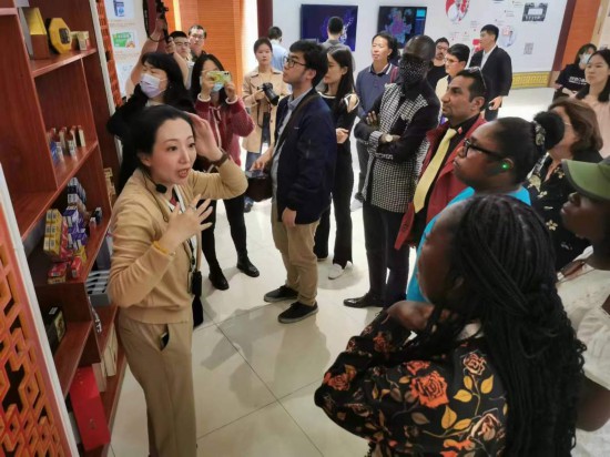 2023“一帶一路”媒體合作論壇聯(lián)合采訪團參觀仁和863科技園產(chǎn)品展示區(qū)。（本報記者 黃超攝）