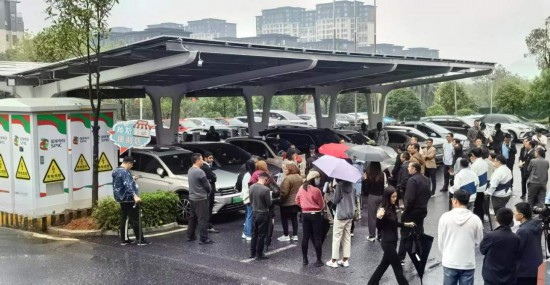   2023“一帶一路”媒體合作論壇聯(lián)合采訪團(tuán)參觀新余市分宜縣行政服務(wù)中心“光儲充放檢”項(xiàng)目。（受訪者供圖）