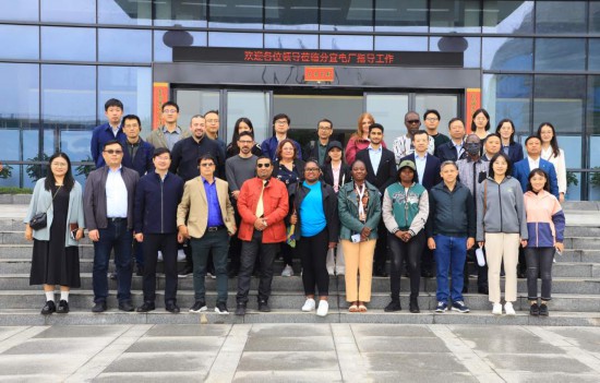   2023“一帶一路”媒體合作論壇聯(lián)合采訪團(tuán)參觀國家電投江西公司新余市綜合智慧零碳電廠。（受訪者供圖）