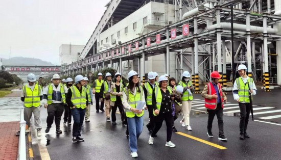   2023“一帶一路”媒體合作論壇聯(lián)合采訪團(tuán)走進(jìn)國家電投江西公司分宜電廠廠區(qū)。（本報(bào)記者 周歡攝）