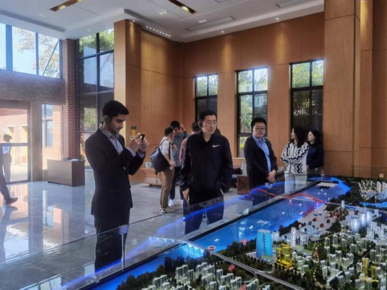 　　10月24日，2023“一帶一路”媒體合作論壇聯(lián)合采訪團(tuán)團(tuán)員在清水塘投資集團(tuán)招商服務(wù)中心參觀。本報(bào)記者 常雯宜攝
