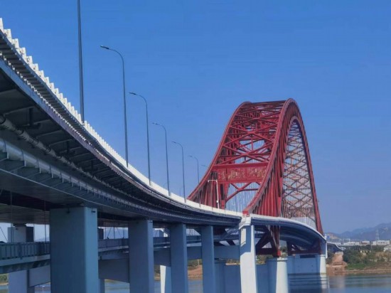 　　清水塘大橋側(cè)面。本報(bào)記者 常雯宜攝