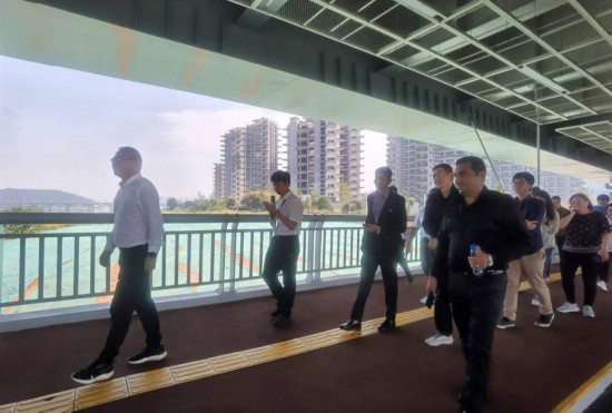 　　10月24日，2023“一帶一路”媒體合作論壇聯(lián)合采訪團(tuán)團(tuán)員走在清水塘大橋景觀通道上。本報(bào)記者 常雯宜攝