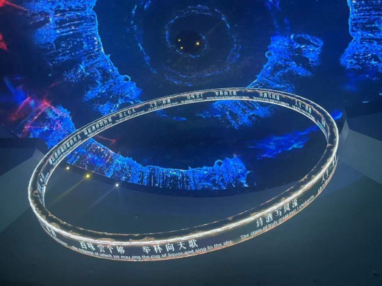 　　《天釀》演出中，屏幕上展示的歌詞。本報(bào)記者葉子攝