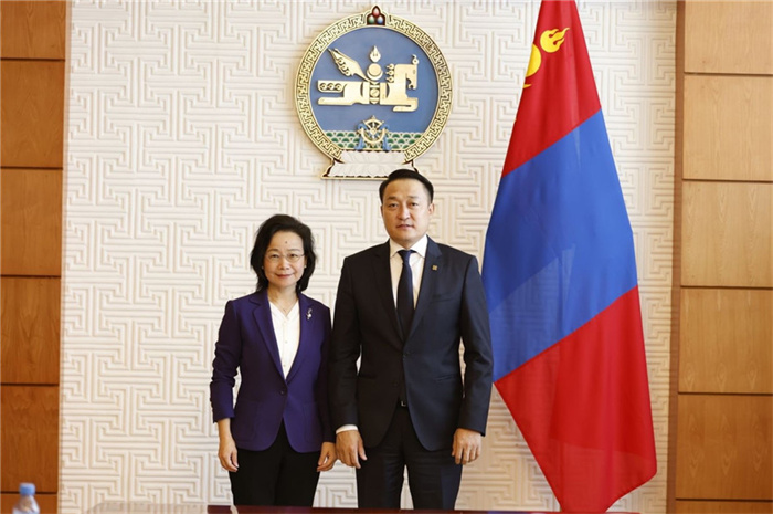 10月31日，中國(guó)駐蒙古國(guó)大使沈敏娟到任拜會(huì)蒙政府辦公廳主任兼蒙古人民黨總書記阿瑪爾巴伊斯格楞（右）。中國(guó)駐蒙古使館供圖
