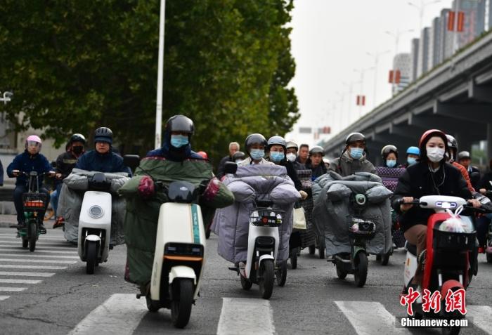 11月3日，河北石家莊迎降溫天氣，市民“捂”裝出行。 <a target='_blank' href='/'><p  align=