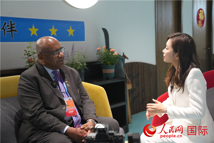 斐濟(jì)副總理兼貿(mào)易部長卡米卡米加接受人民網(wǎng)記者專訪。人民網(wǎng)記者 吳超嵐攝