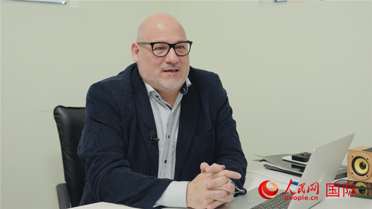 烏拉圭《共和國(guó)報(bào)》總編輯胡安·布蘭卡接受人民網(wǎng)專訪。人民網(wǎng)記者 張若涵攝