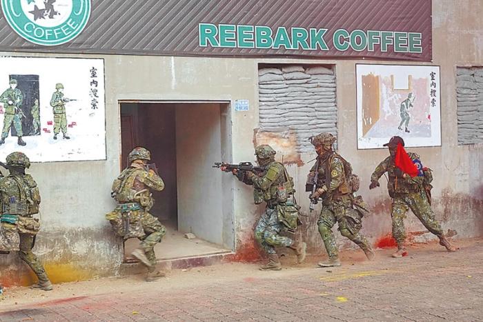 圖為2022年臺(tái)陸軍步訓(xùn)部學(xué)員模擬城鎮(zhèn)戰(zhàn)。圖片來源：臺(tái)灣《中國時(shí)報(bào)》。