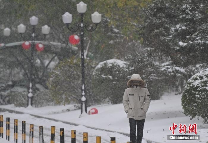 圖為市民在雪中出行。 <a target='_blank' href='/' ><p  align=