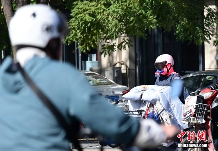 石家莊街頭，市民紛紛穿上厚厚的外套“捂”裝前行。 <a target='_blank' href='/'><p  align=