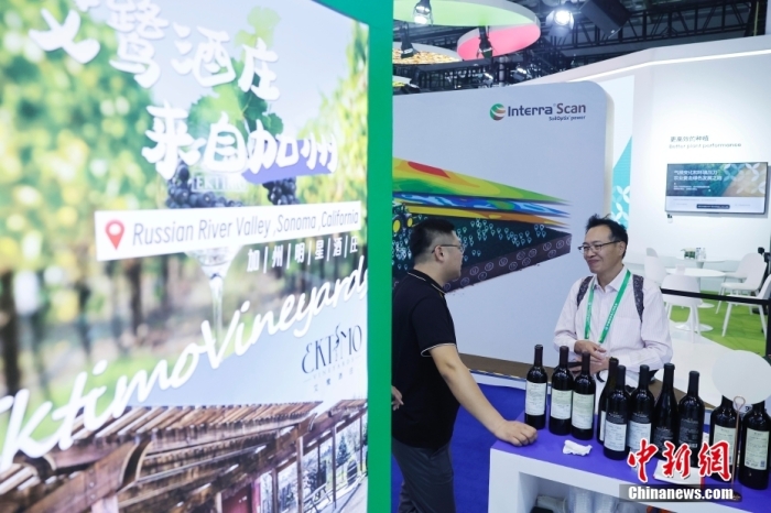 11月6日，參觀者與展臺工作人員交流。當(dāng)日，第六屆中國國際進(jìn)口博覽會在國家會展中心(上海)舉行。據(jù)上海美國商會官網(wǎng)消息，為進(jìn)一步加強(qiáng)中美經(jīng)貿(mào)聯(lián)系，上海美國商會與美國農(nóng)業(yè)部合作參展2023年第六屆中國國際進(jìn)口博覽會。今年是美國政府首次設(shè)立官方展館。<a target='_blank' href='/'><p  align=