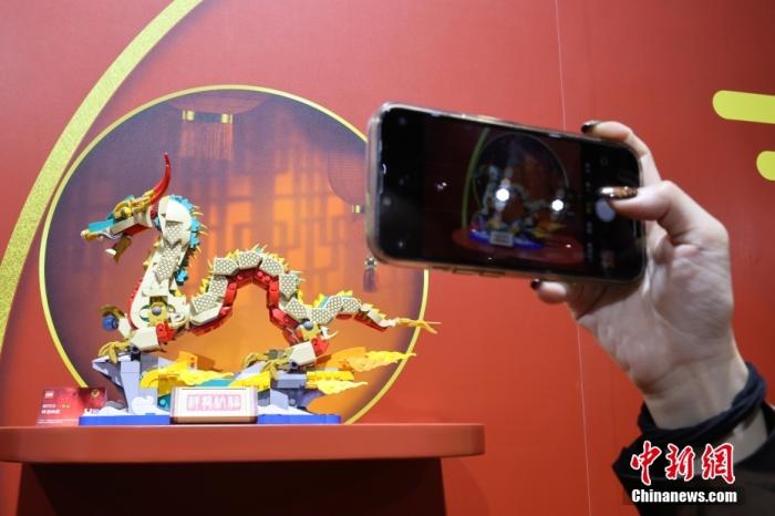 第六屆中國國際進口博覽會舉行，消費品展區(qū)展出以生肖龍為題材的中國元素產品。<a target='_blank' href='/'><p  align=