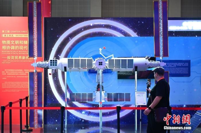 11月5日，觀眾在進博會中國館參觀拍攝中國空間站模型。<a target='_blank' href='/'><p  align=