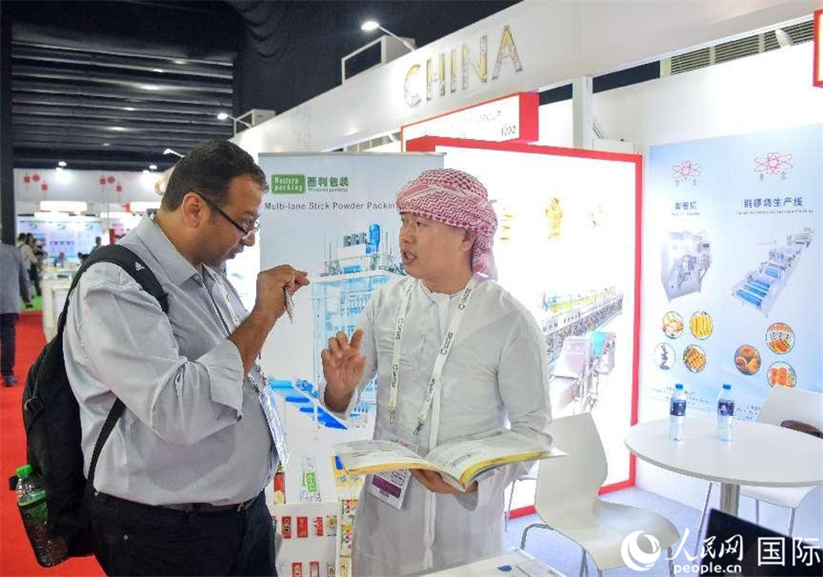 中外展商交流。 人民網(wǎng)塔里克·易卜拉欣攝