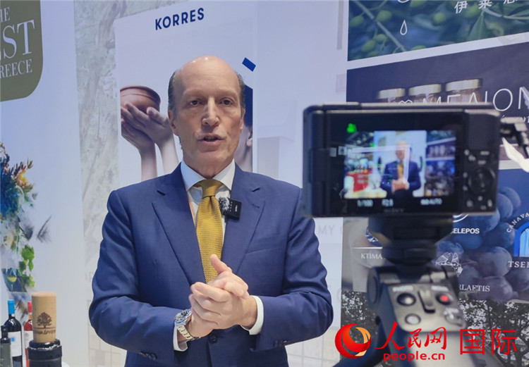 希華集團(tuán)創(chuàng)始人兼首席執(zhí)行官甘德密先生接受采訪。人民網(wǎng) 殷韜攝