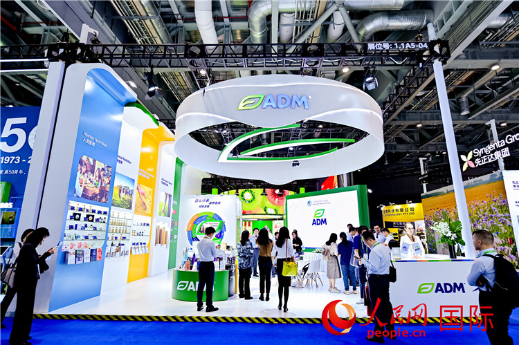美國(guó)農(nóng)產(chǎn)品加工和貿(mào)易企業(yè)ADM在進(jìn)博會(huì)的展臺(tái)。人民網(wǎng)記者 趙益普攝