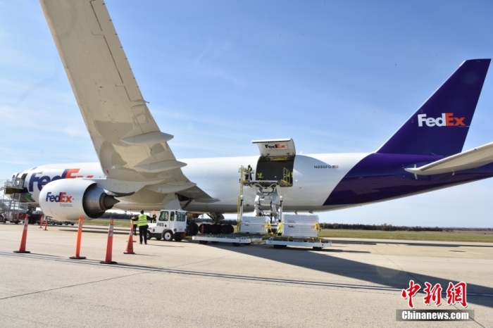 當(dāng)?shù)貢r(shí)間11月8日，美國(guó)華盛頓史密森學(xué)會(huì)國(guó)家動(dòng)物園的大熊貓“美香”“添添”和它們的幼崽“小奇跡”乘坐的專機(jī)從華盛頓杜勒斯國(guó)際機(jī)場(chǎng)起飛前往中國(guó)成都。圖為裝有大熊貓的特制“旅行箱”正在運(yùn)上專機(jī)。<a target='_blank' href='/'><p  align=