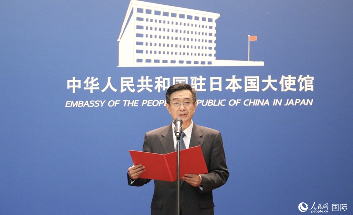 中國駐日本大使館教育處公使銜參贊杜柯偉宣讀獲獎人員名單。人民網(wǎng) 許可攝