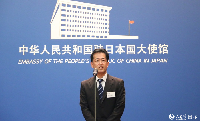 導(dǎo)師代表、東京大學(xué)教授內(nèi)山真伸發(fā)表致辭。人民網(wǎng) 許可攝